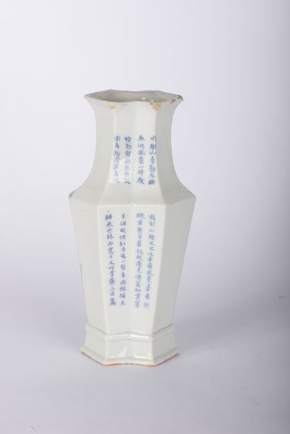 null Double vase losangé en porcelaine bleu blanc 
Chine, fin du XIXe siècle
Balustre,...