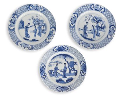 null Trois assiettes en porcelaine bleu blanc
Chine, époque Kangxi (1662-1722)
A...