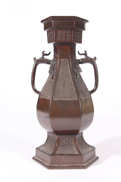 null Vase en bronze 
Japon, ère Tenpo (1830-1844)
Hexagonal, reposant sur un haut...