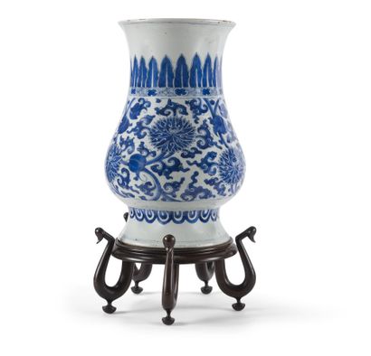 null Vase en porcelaine bleu blanc
Chine, époque Transition, XVIIème siècle
De forme...