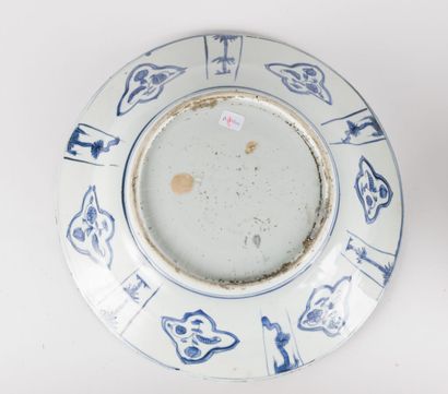null Blue and white porcelain dish 
China, Ming dynasty, 16th/17th century
With central...