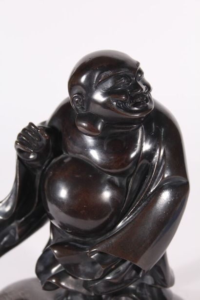null Statuette de Hotei en bronze incrusté d'argent
Japon, début du XXe siècle
Représenté...