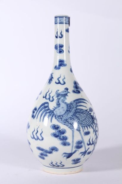 null Blue and white porcelain vase
China or Vietnam, 19th century
Piriform, decorated...
