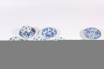 null Four blue and white porcelain cups and five saucers
China, Kangxi period (1662-1722)
Diam....