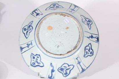 null Blue and white porcelain dish 
China, Ming dynasty, 16th/17th century
With central...