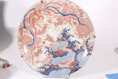 null Grand plat en porcelaine Imari 
Japon, XIXème siècle
A décor d'un dragon évoluant...