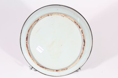 null Assiette creuse en porcelaine bleu de Huê
Vietnam, XIXe siècle
A décor de caractères...