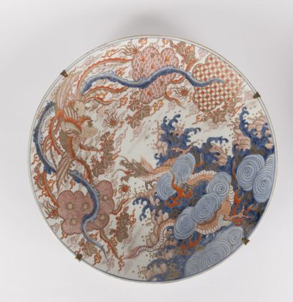 null Large Imari porcelain dish 
Japan, 19th century
Decorated with a dragon moving...
