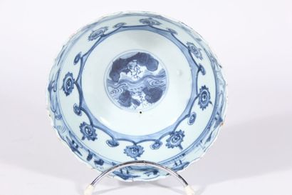 null Bol en porcelaine bleu blanc
Chine, XVIe/XVIIe siècle
Chantourné, à décor central...