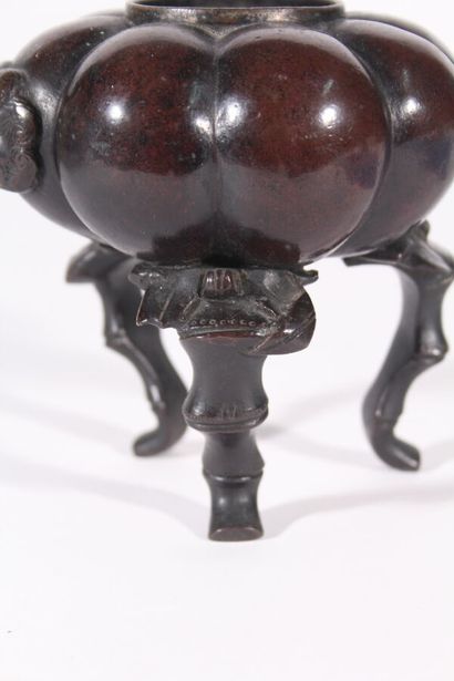 null Brûle-parfum tripode en bronze
Chine, XIXe siècle
La panse lobée, reposant sur...