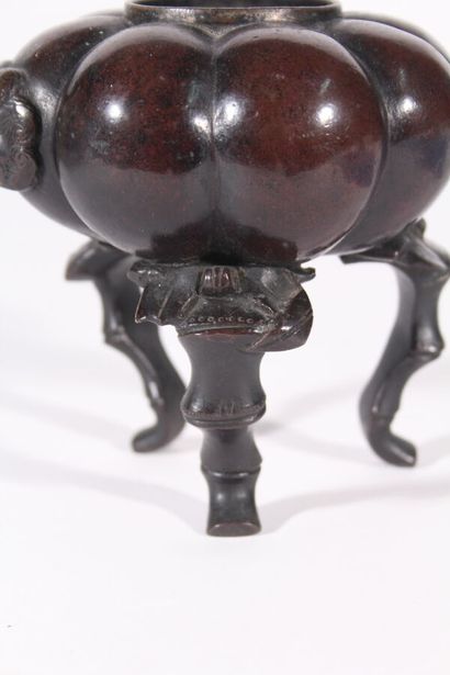 null Bronze tripod incense burner
China, 19th century
The lobed body, resting on...