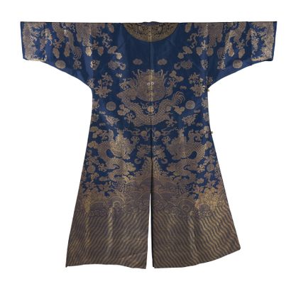null Robe d'été en soie bleue tissée
Chine, époque Guangxu (1875-1908)
À décor de...