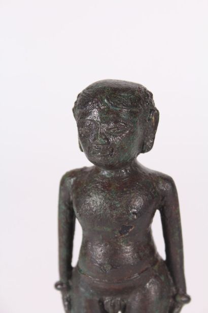 null Statuette de divinité en bronze
Inde, XIIIe/XIVe siècle
Représenté debout en...