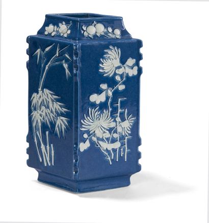 Vase en porcelaine monochrome bleu et décor...
