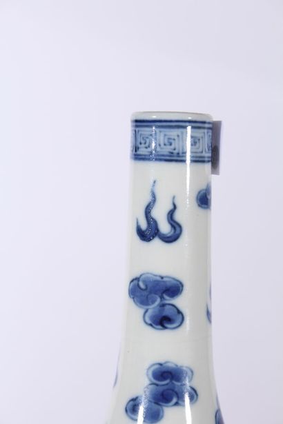 null Vase en porcelaine bleu blanc
Chine ou Vietnam, XIXe siècle
Piriforme, à décor...