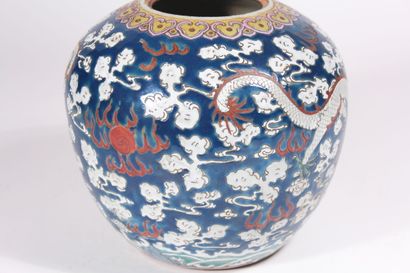 null Polychrome porcelain pot 
China, late 19th century
Decorated with dragons chasing...