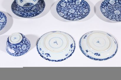 null Deux coupes et six soucoupes en porcelaine bleu blanc
Chine, époque Kangxi (1662-1722)
A...