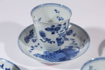 null Cinq coupelles et quatre coupes en porcelaine bleu blanc
Chine, époque Kangxi...
