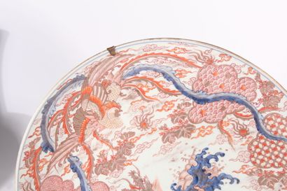 null Grand plat en porcelaine Imari 
Japon, XIXème siècle
A décor d'un dragon évoluant...