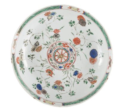 null Assiette creuse en porcelaine famille verte 
Chine, époque Kangxi (1662-1722)
A...