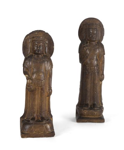 null Deux sculptures de Bodhisattva en pierre
Chine
Dans le style des Qi du Nord,...