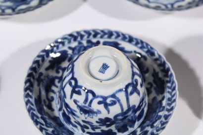 null Huit coupes et soucoupes en porcelaine bleu blanc
Chine, époque Kangxi (1662-1722)
Les...
