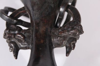 null Vase en bronze
Chine, Dynastie Ming (1368-1644)
Piriforme, reposant sur un haut...