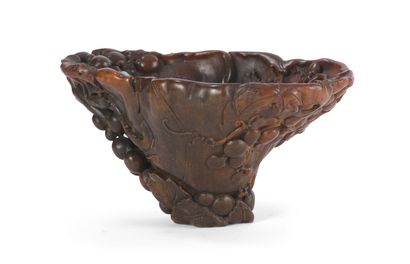 null Coupe libatoire en corne de rhinocéros sculptée et incrustée
Chine, XVIIe-XVIIIe...