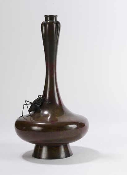 Vase en bronze 
Japon, époque Meiji (1868-1912)
La...