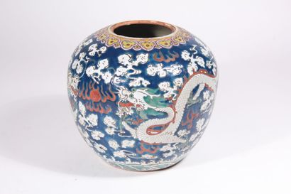 null Polychrome porcelain pot 
China, late 19th century
Decorated with dragons chasing...
