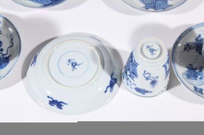 null Cinq coupelles et quatre coupes en porcelaine bleu blanc
Chine, époque Kangxi...