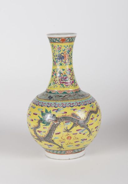 null Vase en porcelaine famille rose sur fond jaune
Chine, début du XXe siècle
La...