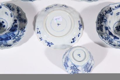 null Quatre coupes et cinq soucoupes en porcelaine bleu blanc
Chine, époque Kangxi...