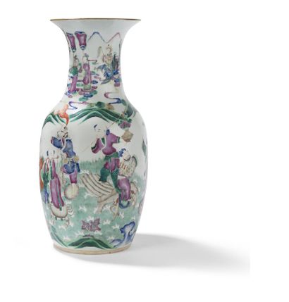 null VASE EN PORCELAINE FAMILLE ROSE 
Chine, début du XXe siècle.
De forme balustre,...