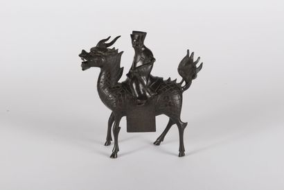 null Groupe en bronze 
Chine, XIXe siècle
Représentant un immortel chevauchant un...