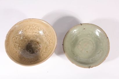 null Three celadon glazed stoneware bowls and a bowl
Vietnam and China, 14th/15th...