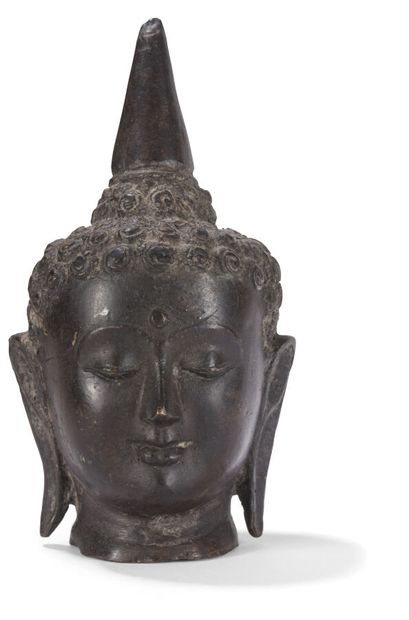 null Tête de bouddha en bronze
Birmanie, XIXe siècle
Le visage serein, le front marqué...