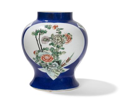 null Pot couvert en porcelaine famille verte sur fond bleu poudré
Chine, XXème siècle
Balustre,...