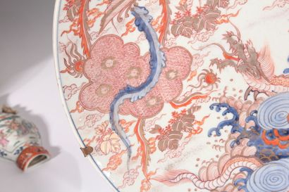 null Large Imari porcelain dish 
Japan, 19th century
Decorated with a dragon moving...