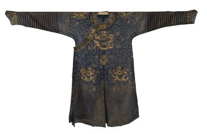 null Robe d'été en gaze bleue brodée
Chine, époque Guangxu (1875-1908) 
À décor de...