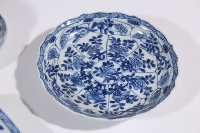 null Quatre coupes et quatre soucoupes en porcelaine bleu blanc
Chine, époque Kangxi...