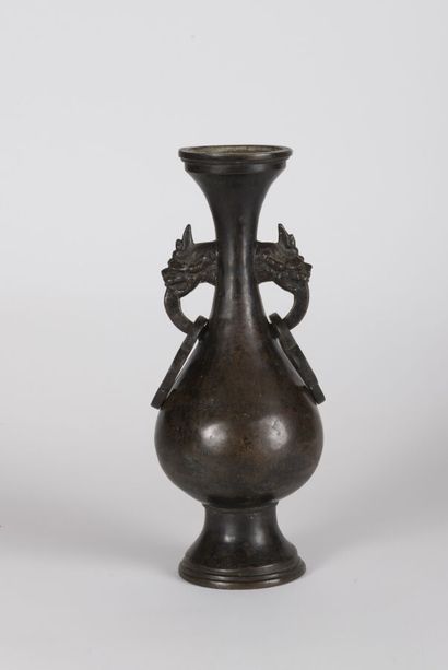null Bronze vase
China, Ming Dynasty (1368-1644)
Piriform, resting on a high foot,...