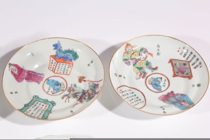 null Trois tasses et cinq soucoupes 
Chine, fin du XIXe siècle
A décor de dignitaires...