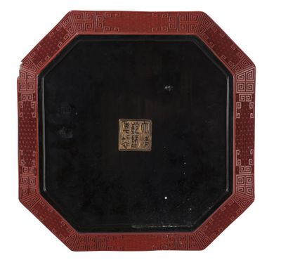 null Red lacquer tray
China, 20th century
Square with cut sides, with central decoration...