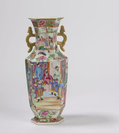 Deux vases en porcelaine de Canton 
Chine,...