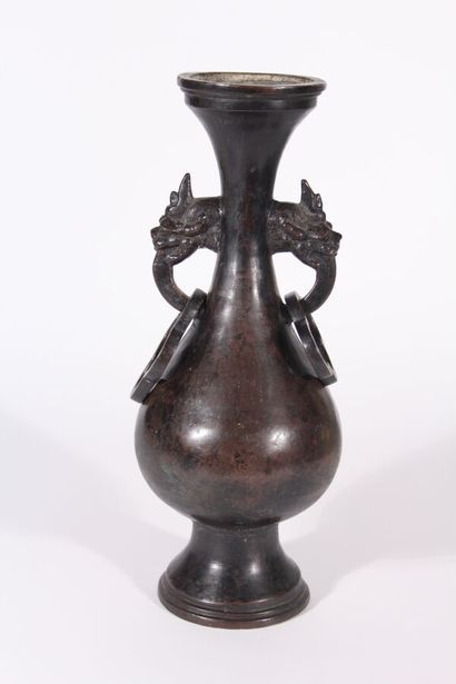null Vase en bronze
Chine, Dynastie Ming (1368-1644)
Piriforme, reposant sur un haut...