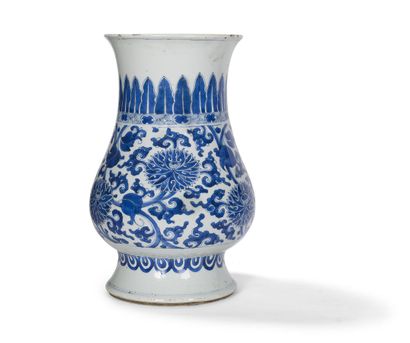 null Blue and white porcelain vase
China, Transition period, 17th century
Of baluster...