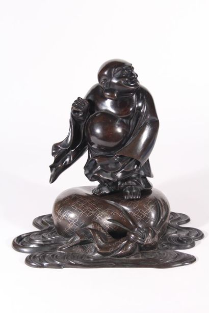 null Hotei statuette in bronze inlaid with silver
Japan, early 20th century
Depicted...