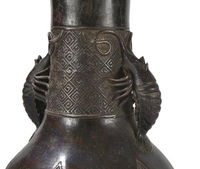 null Vase en bronze
Chine, dynastie Ming (1368-1644)
La panse bombée décorée de feuilles...