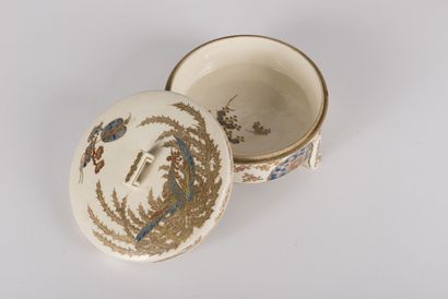 null Satsuma earthenware covered box
Japan, Meiji period (1868-1912)
Circular, resting...